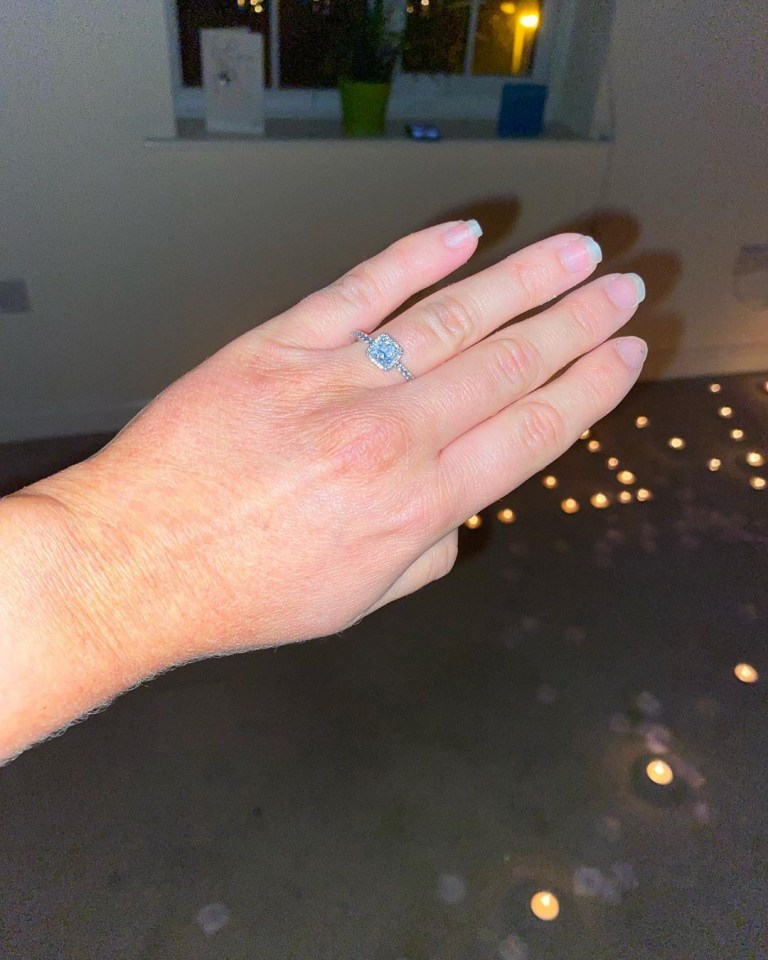 Ellie showed off the ring to her followers