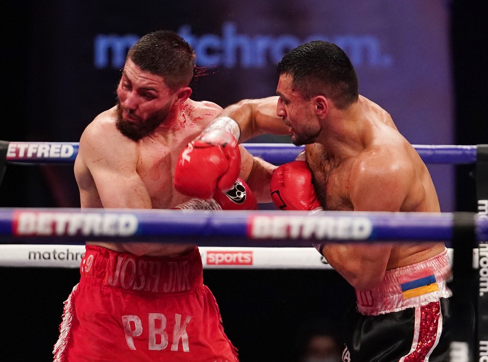 David Avanesyan lands a huge right hand flush on Josh Kelly's chin