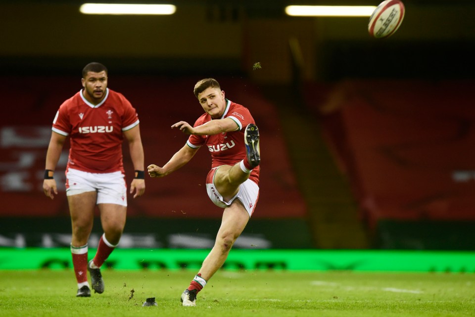 Callum Sheedy kept Wales ahead with some pinpoint kicking