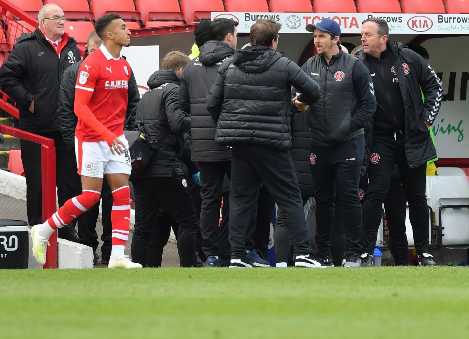 Barton faces off against Daniel Stendel after Barnsley’s match with Fleetwood Town