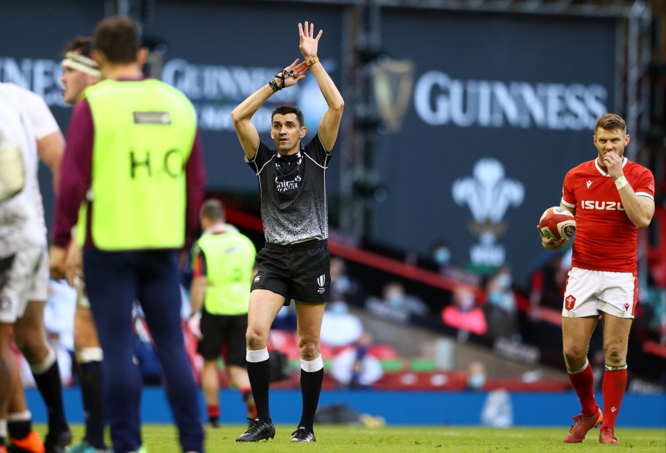 Gauzere prematurely allowed Dan Biggar to restart the game