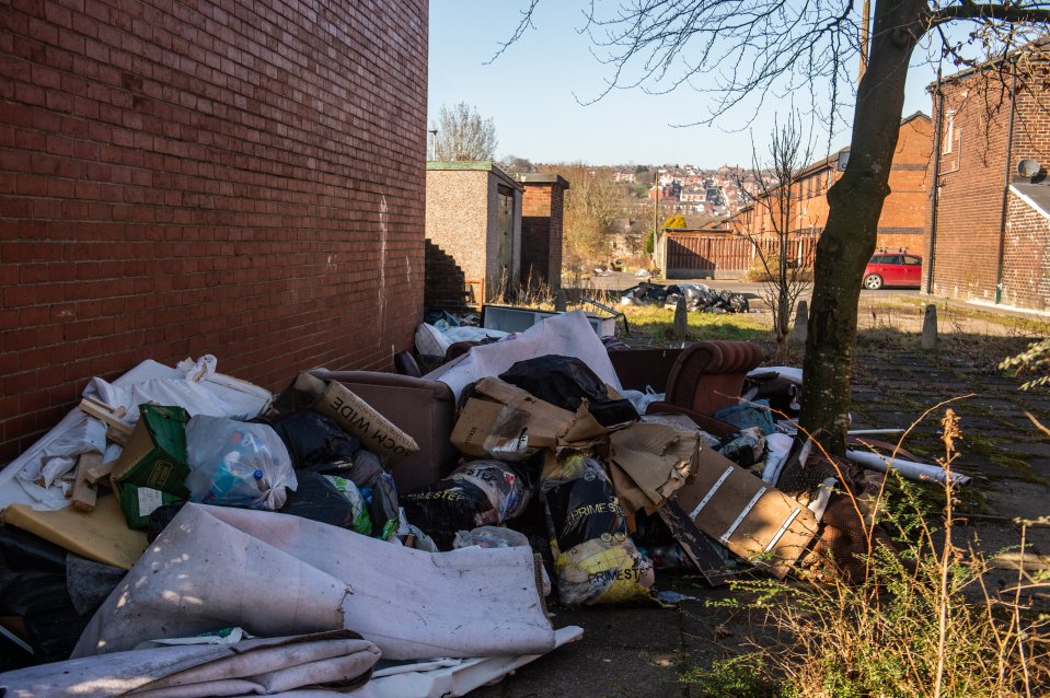 Rubbish is overflowing on the streets