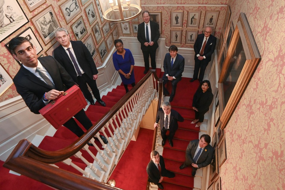 Rishi and his team posing in No10 ahead of the Budget today