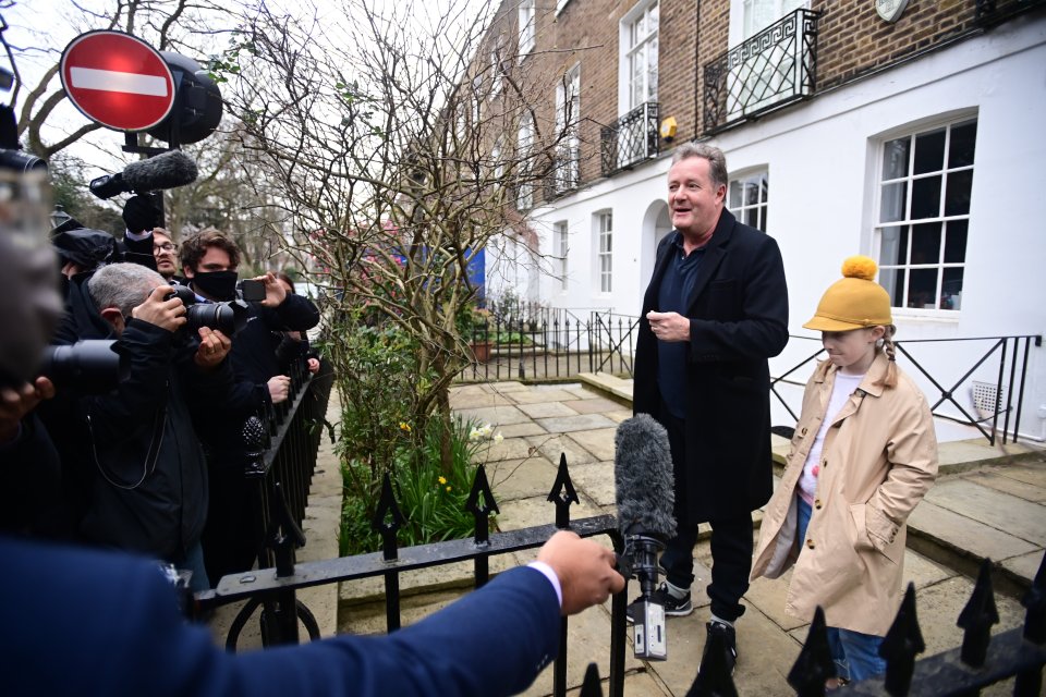 He chatted with photographers with his daughter Elise