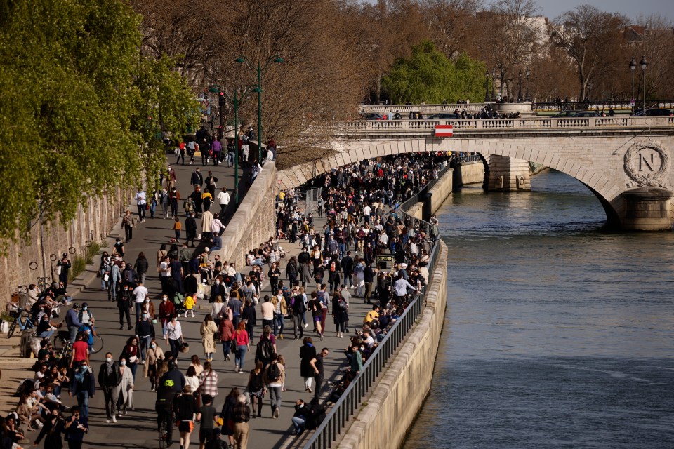 Crowds strolled along by the Seine