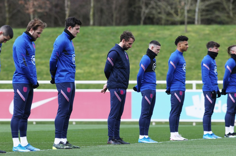 England manager Gareth Southgate stands with his players as they observe a minute's silence for victims of the Pandemic