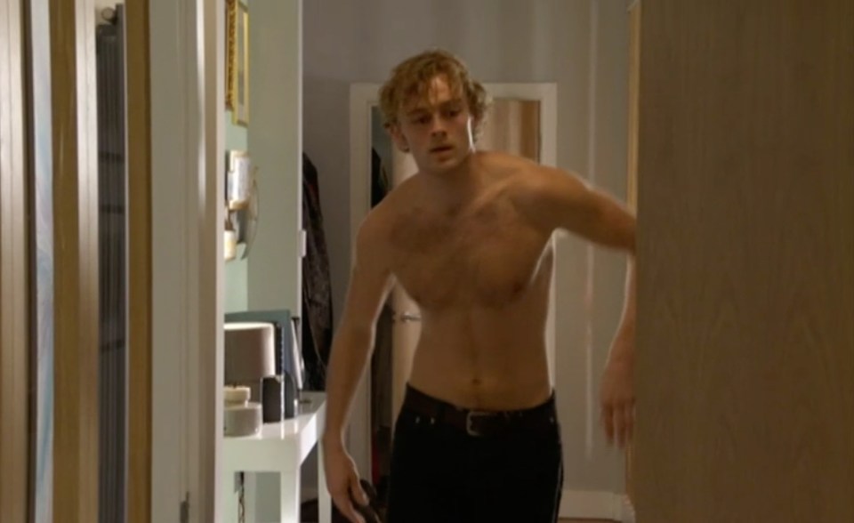 Peter stripped off as he headed to the bedroom with Ash