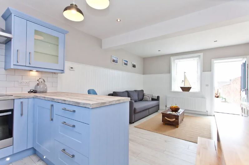 ThThe cottage had a full refurb recently and is modern inside with room for six guests