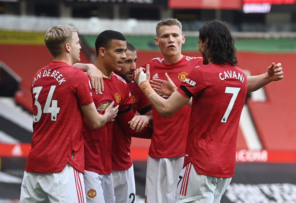 Manchester United pulled to within eight points of the Premier League summit