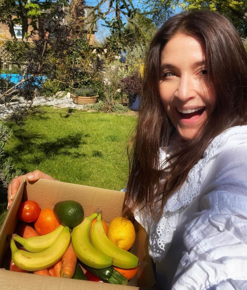 Lisa Snowdon posed with a box of organic fruits