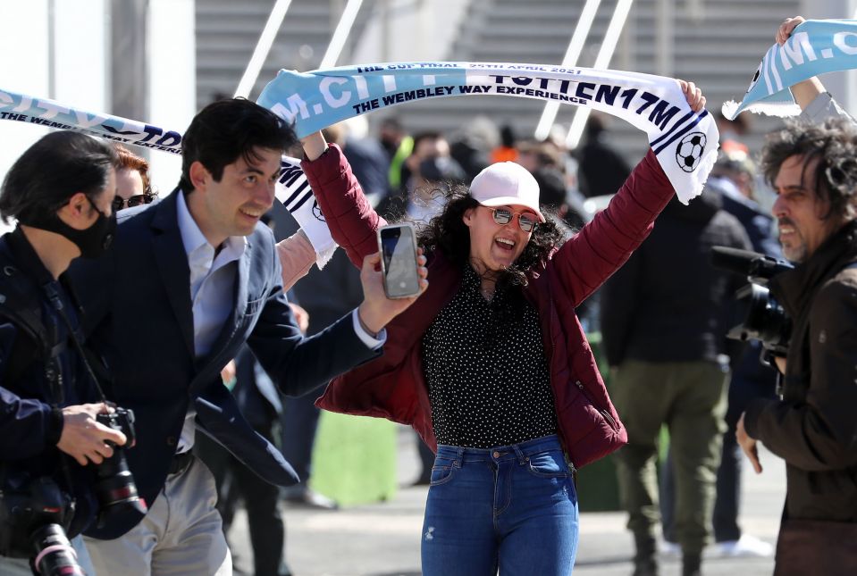 Sunday's Carabao Cup final also so the return of the half-and-half scarf