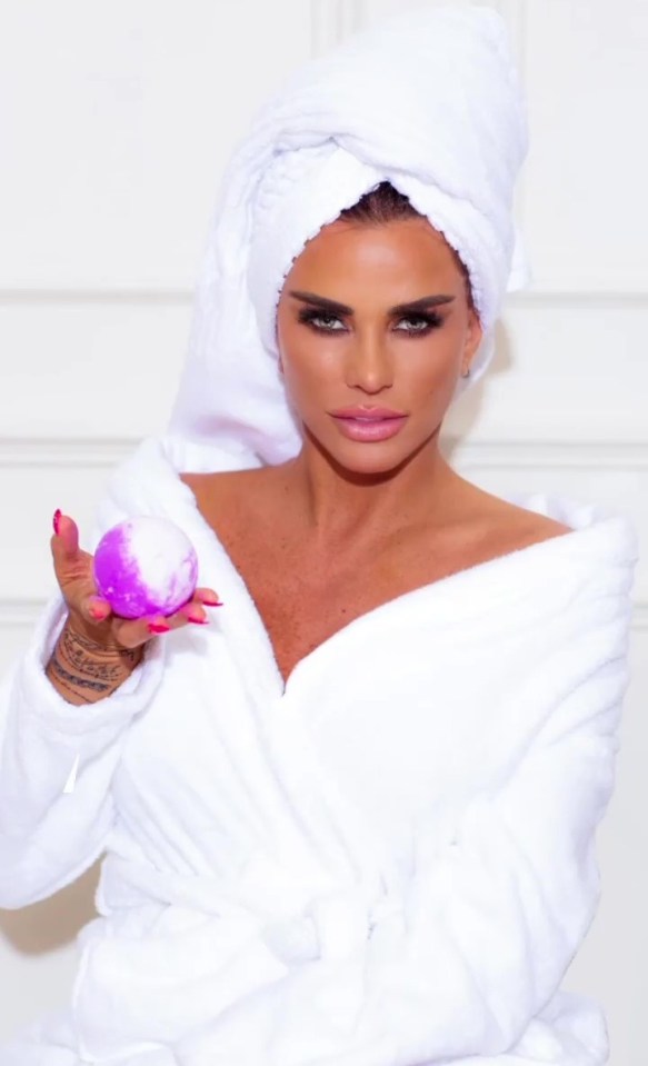 Katie looked sensational as she posed for snaps to flog her bath bombs