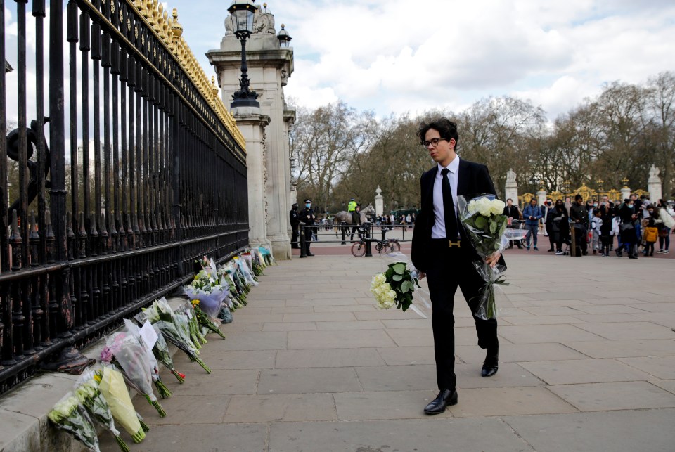 Members of the public lay floral tributes in London today