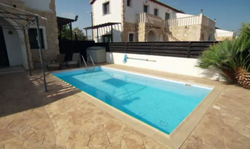 Couple Maria and Andy were not impressed by the pool located at the front of the house