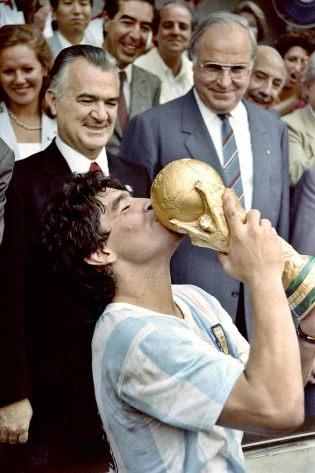 Maradona kisses the World Cup won by his team after a 3-2 victory over West Germany