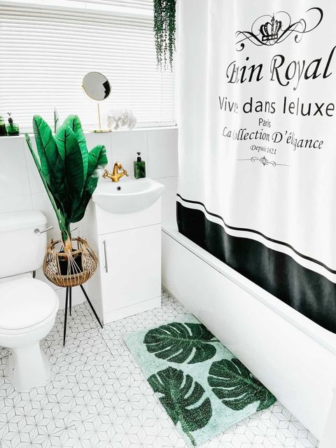 DIY enthusiast Vaida freshened up her dull bathroom for less than £100