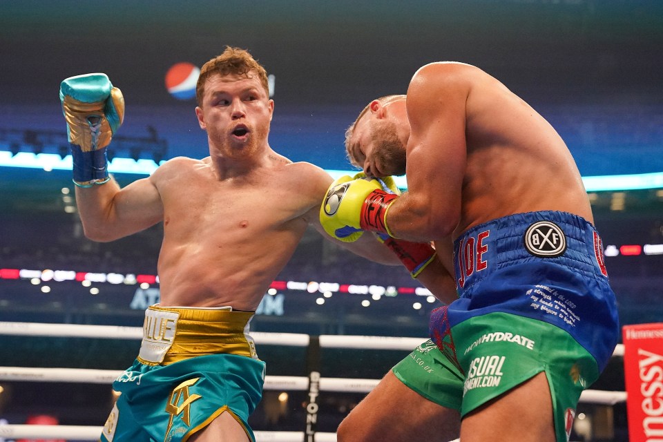 Canelo attacked Billy Joe Saunders' body with a left hook