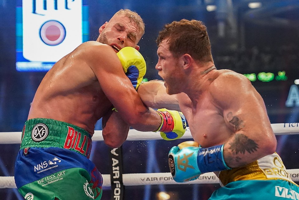 Canelo was losing some of the middle rounds as Saunders used his southpaw jab until Canelo landed heavily