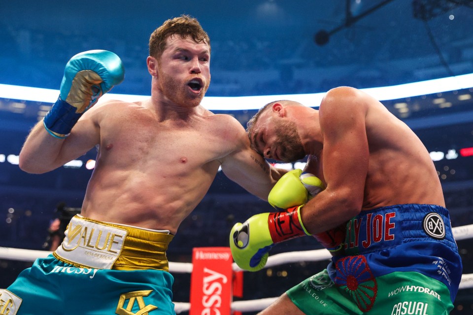 Billy Joe Saundes was doing great with his jab but Canelo stalked him until he could strike