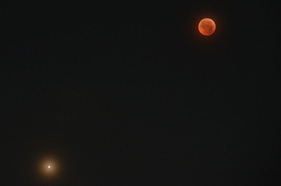 The Moon (top) and Mars during a conjunction event in 2018