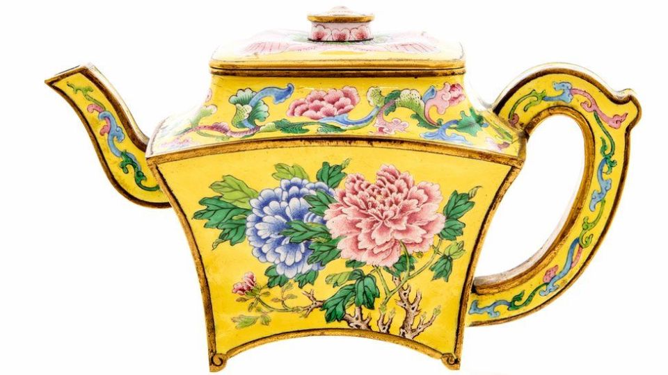 A tiny teapot in Derbyshire takes the crown for Bargain Hunt's most valuable find