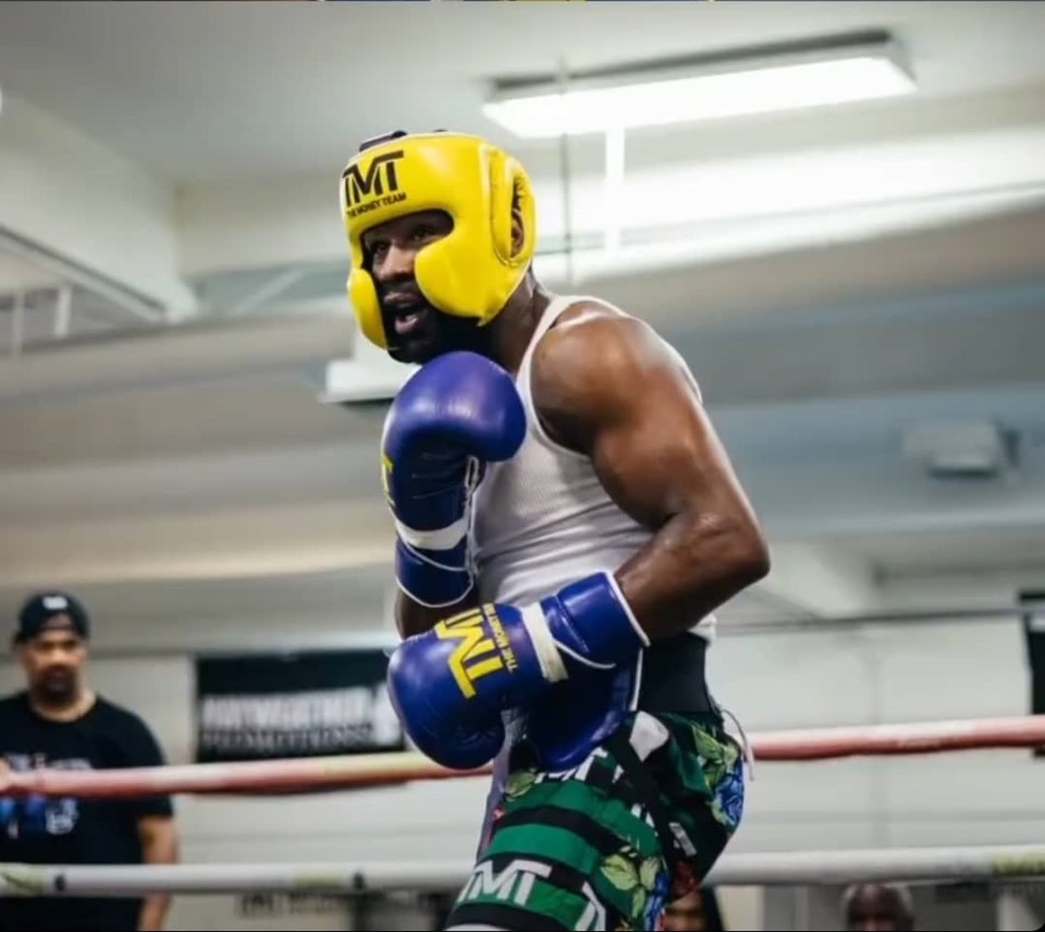 Floyd Mayweather in sparring to fight Logan Paul