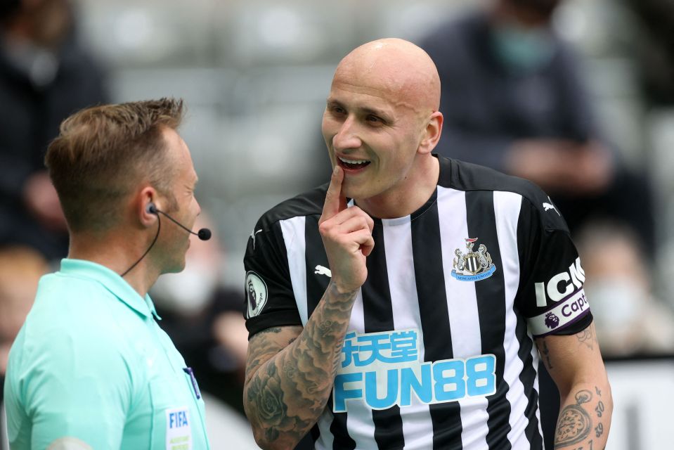 Shelvey points out his missing tooth to the ref