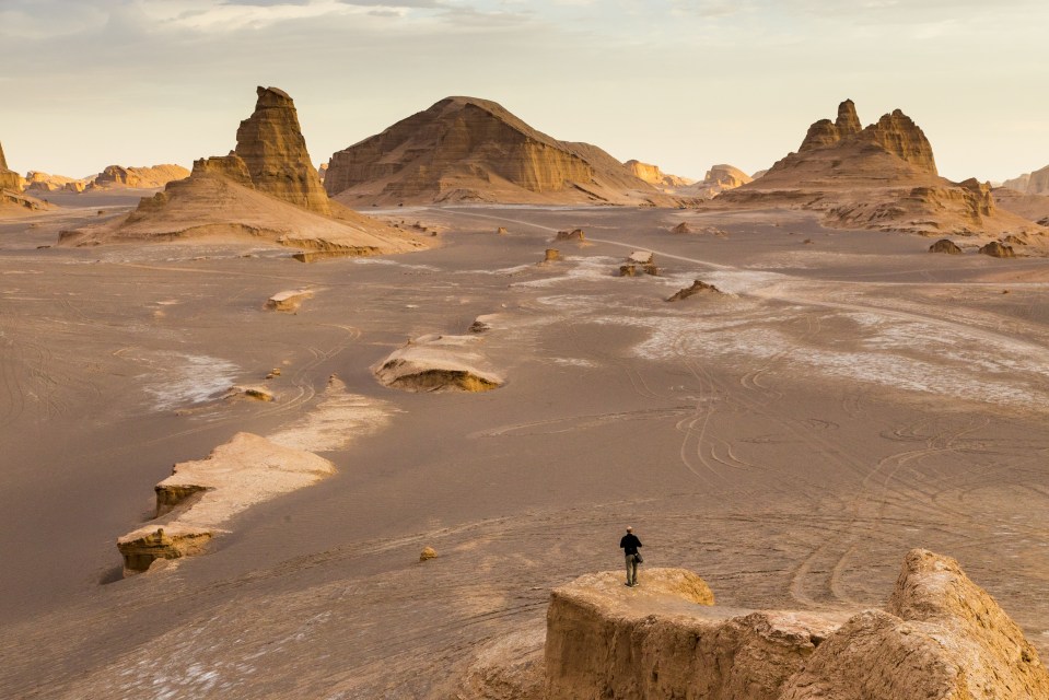 The mountains in the Lut Desert help to trap the scorching hot air