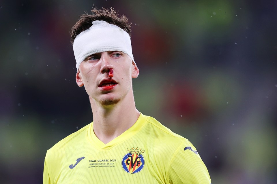 Juan Foyth was bandaged up early on in the Europa League final