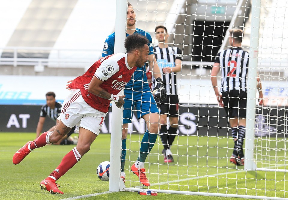 Pierre-Emerick Aubameyang celebrates scoring