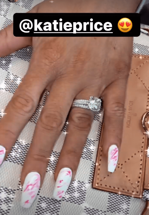 The star flashed her engagement ring