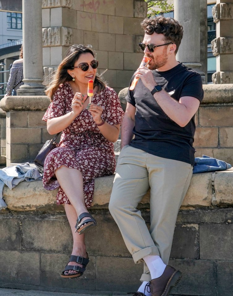 A couple cool down with an ice lolly as temperatures rise