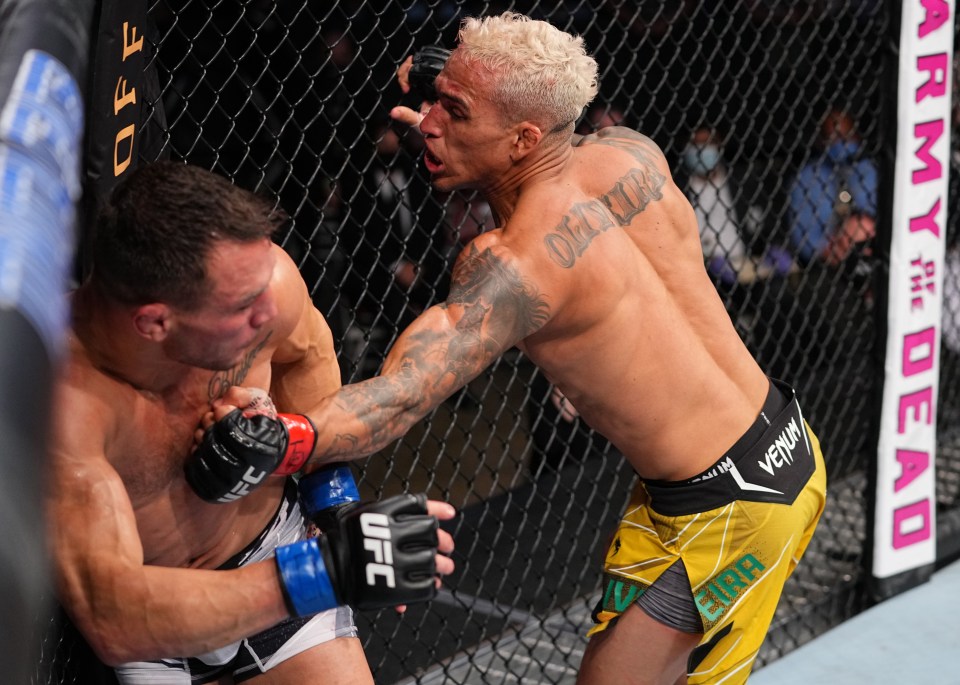 Oliveira drops Chandler with a big left hook to claim the UFC lightweight title