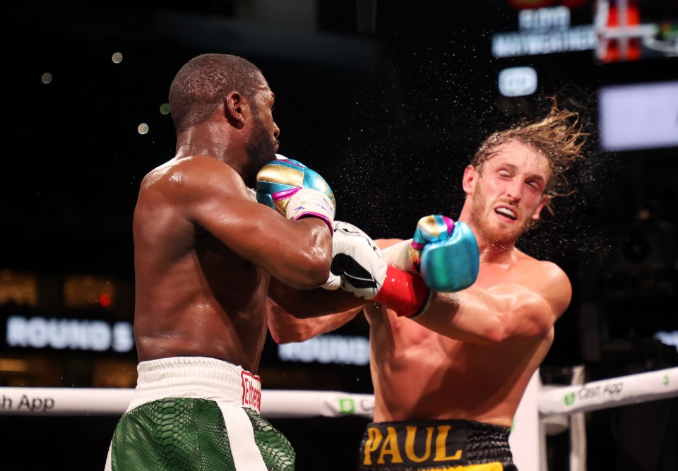 Floyd Mayweather lands a left hook on Logan Paul’s chin