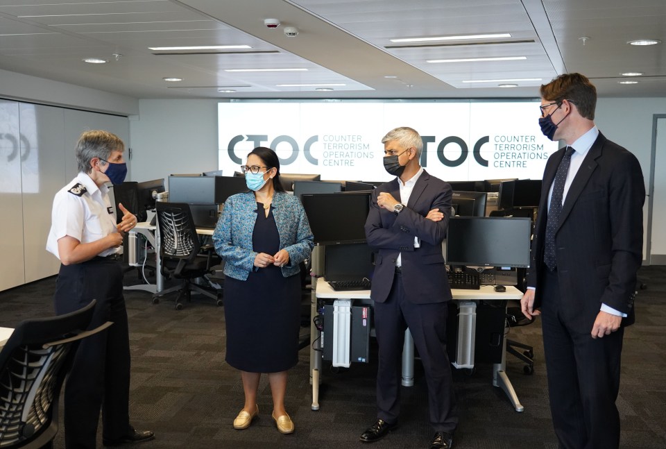 Metropolitan Police Commissioner Cressida Dick shows the Director General of MI5, the Mayor of London and Home Secretary the new operations suite