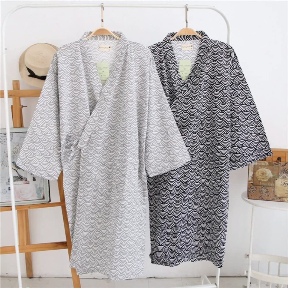  LONTG's kimono dressing gown has a V-neck, waist tie and pocket