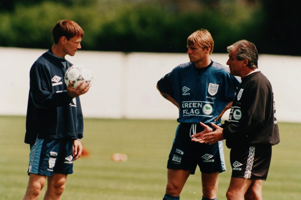 Terry Venables talks with Teddy Sheringham and Stuart Pearce at an England training session during Euro 96