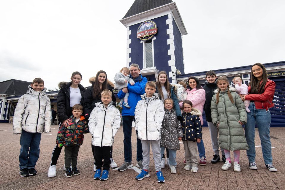 The two families met after appearing on Chanel 4's TV show 19 kids and counting