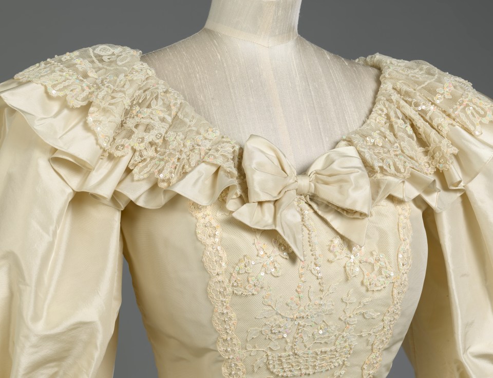 It also features special lace that once belonged to Queen Mary