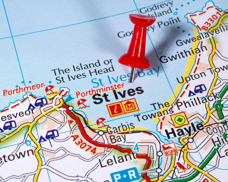 It is located in St Ives Bay, near the villages of Lelant and Hayle