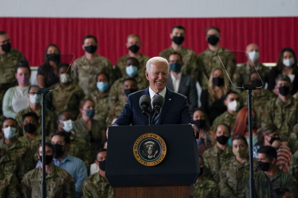 Biden addresses US forces personnel after landing in the UK