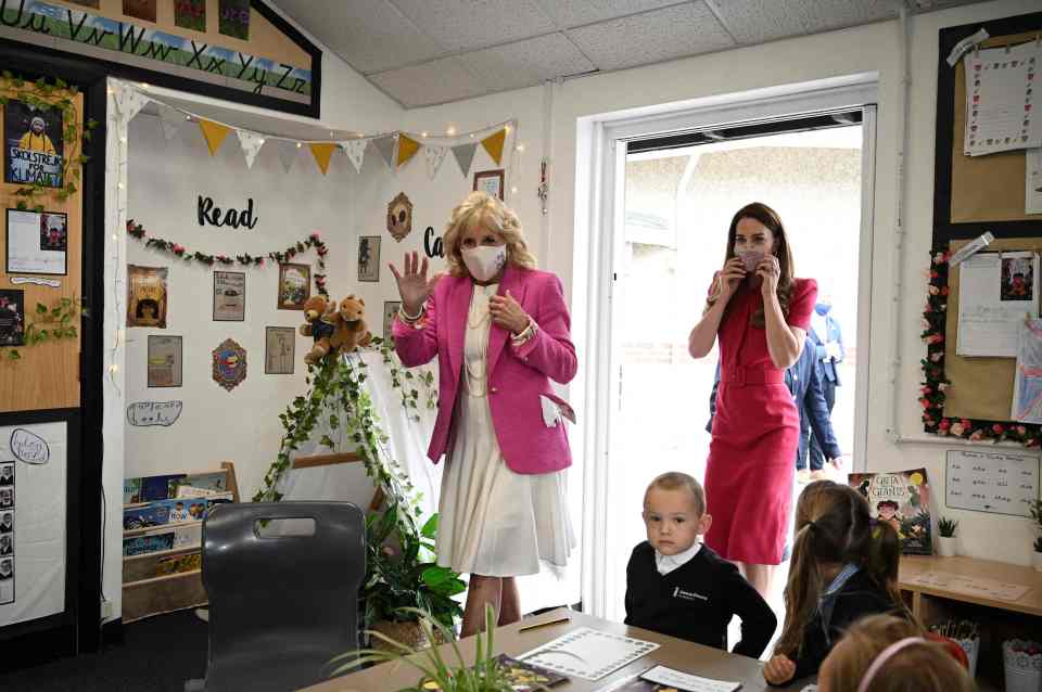 They met with little ones in the classroom