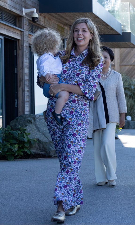 Carrie stepped out in this stunning floral shirt dress which can be rented for just £8