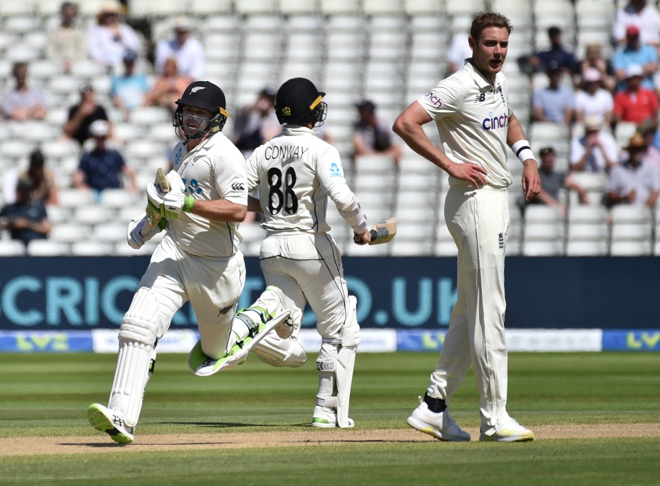 New Zealand cruised home by eight wickets to win the second Test and the series