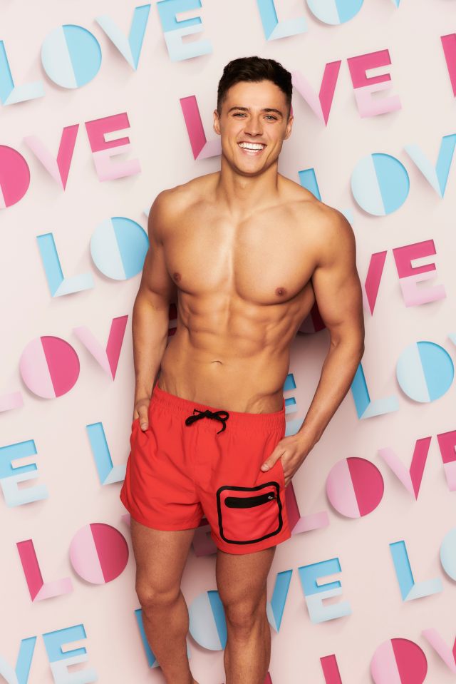 Brad tried carb-cycling in an attempt to get buff before meeting the sexy singletons in Love Island