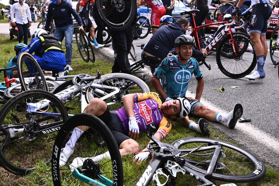 The woman's sign left a sea of bodies by the side of the road