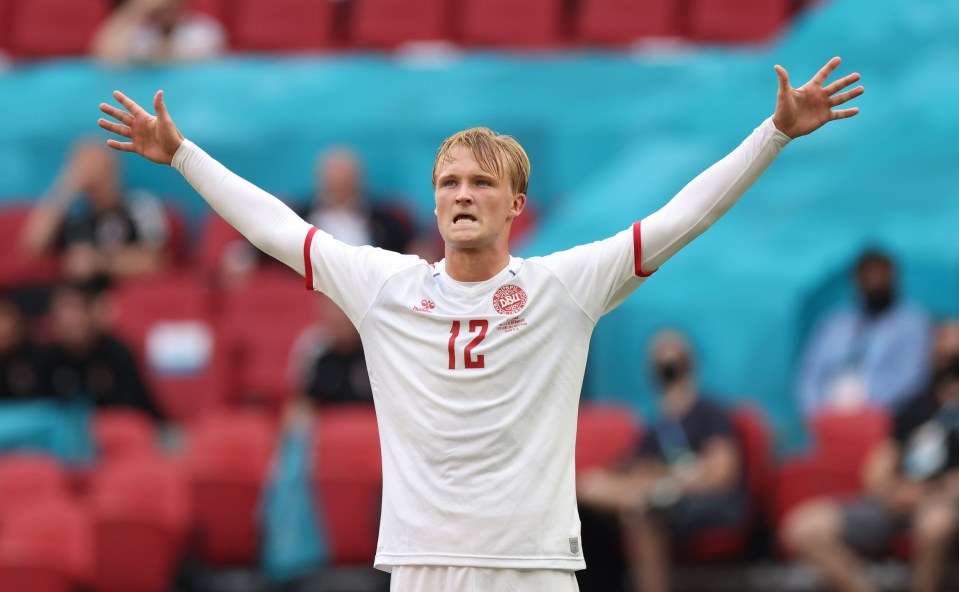 Kasper Dolberg's double sent Denmark flying into the final eight at Euro 2020