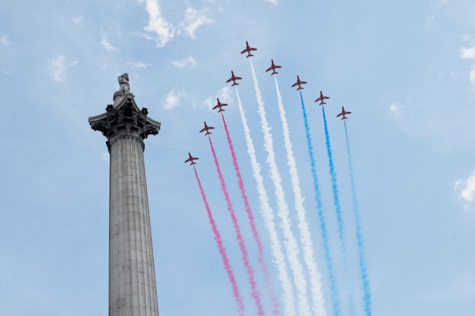  RAF Red Arrows flying over Nelson's Column in London