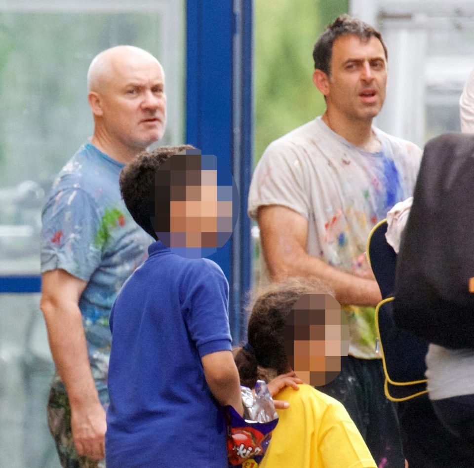 Ronnie and Damien, 56, were spotted taking a breather at the artist’s studios in Hammersmith, West London