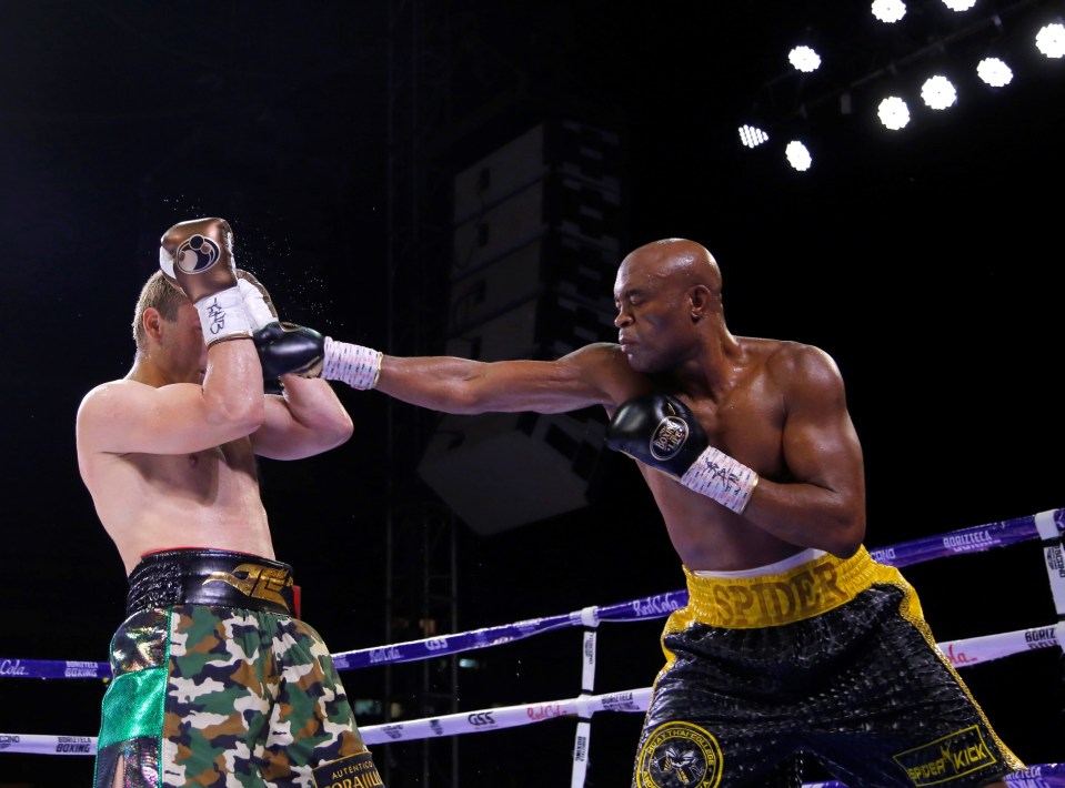 The Brazilian outboxed his opponent across the eight rounds as the judges called it 77-75, 77-75 and 75-77